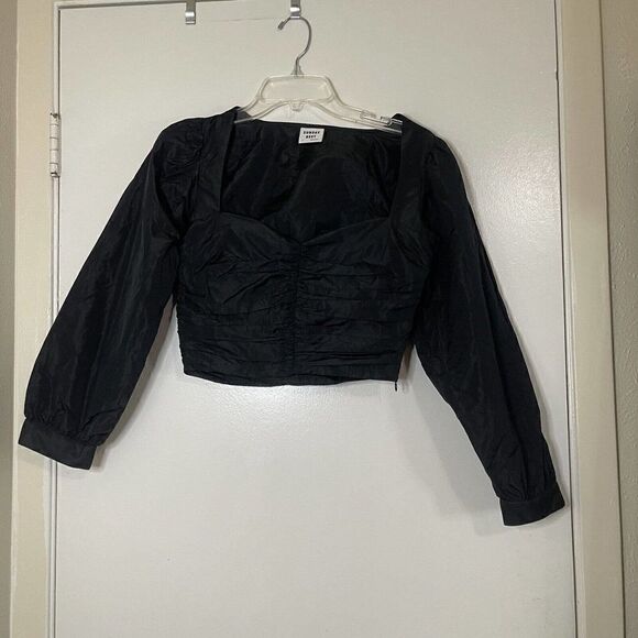 ARITZIA Sunday Best black crinkle cropped petal blouse top size US 2 small - Picture 3 of 6